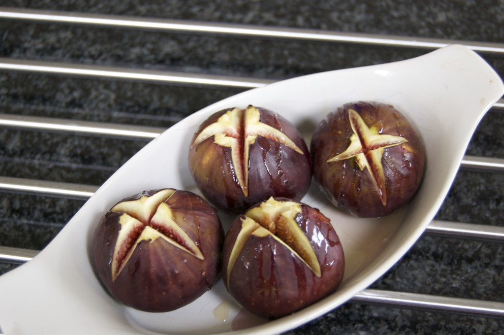 Baked figs with yoghurt