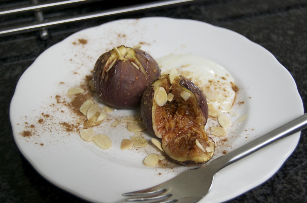 Baked figs with yoghurt